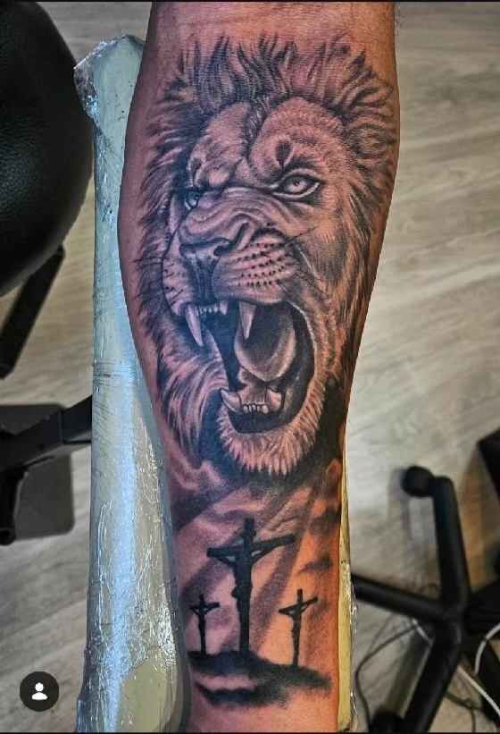 realism-lion-and-cross-tattoo-buford-ga